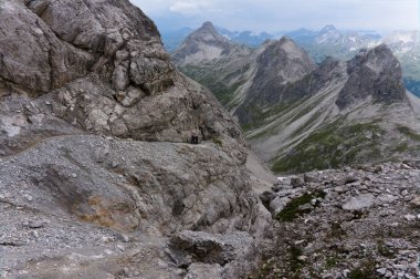 Alpler. Manzara. sivri dikenli kaya zirveleri