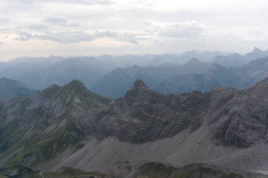 Alpler. Manzara. sivri dikenli kaya zirveleri