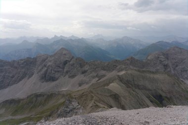 Alpler. Manzara. sivri dikenli kaya zirveleri
