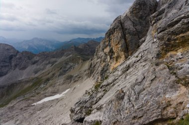 Alpler. Manzara. sivri dikenli kaya zirveleri