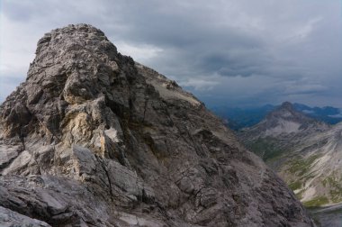 Alpler. Manzara. sivri dikenli kaya zirveleri