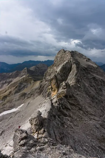 Alpler. Manzara. sivri dikenli kaya zirveleri — Stok fotoğraf