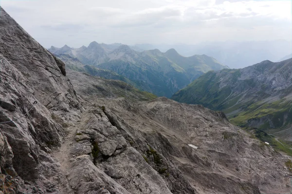 Les Alpes. Paysages. pointes rocheuses pointues — Photo