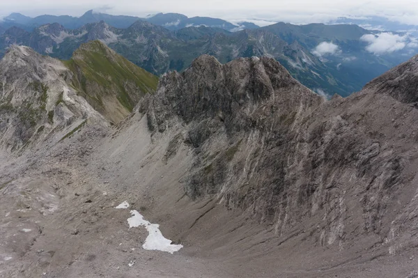 Alpler. Manzara. sivri dikenli kaya zirveleri — Stok fotoğraf