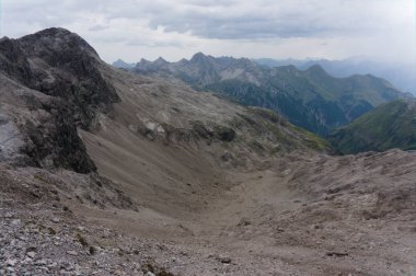 Alpler. Manzara. sivri dikenli kaya zirveleri