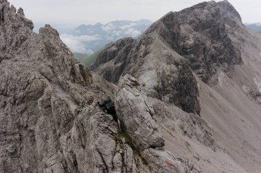 Alpler. Manzara. sivri dikenli kaya zirveleri