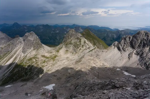Alpler. Manzara. sivri dikenli kaya zirveleri — Stok fotoğraf