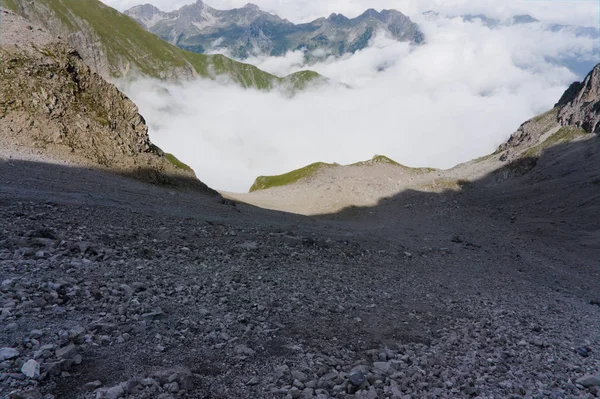 Pente montagneuse avec beaucoup de gravier et de gravier sur un sentier de randonnée dans les Alpes — Photo