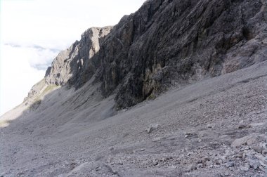 Alplerde bir yürüyüş parkuru üzerinde çok çakıl ve kum ile dağ yamacı