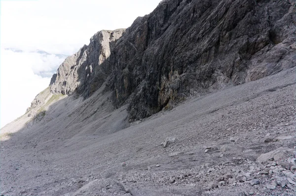 Alplerde bir yürüyüş parkuru üzerinde çok çakıl ve kum ile dağ yamacı — Stok fotoğraf