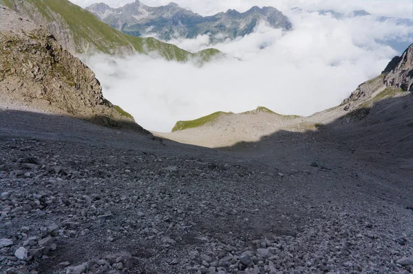 Alplerde bir yürüyüş parkuru üzerinde çok çakıl ve kum ile dağ yamacı — Stok fotoğraf