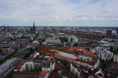 Bir yaz gününde Hamburg limanının havadan görünümü