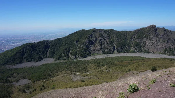 Cráter del Volcán Vesuv y trayectoria alrededor de él —  Fotos de Stock