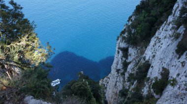 İtalya 'nın Capri adasındaki bir uçurumdan ve denizdeki kayalardan bak.