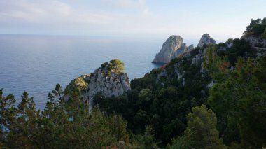 İtalya 'nın Capri adasındaki bir uçurumdan ve denizdeki kayalardan bak.