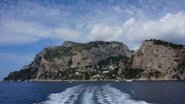 Napoli Körfezi'nde Capri adasında uçurum manzara ve kaya oluşumları, İtalya. Ada etrafında bir tekne gezisi sırasında fotoğraflandı.