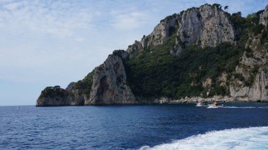 Napoli Körfezi'nde Capri adasında uçurum manzara ve kaya oluşumları, İtalya. Ada etrafında bir tekne gezisi sırasında fotoğraflandı.
