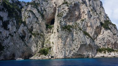 Napoli Körfezi'nde Capri adasında uçurum manzara ve kaya oluşumları, İtalya. Ada etrafında bir tekne gezisi sırasında fotoğraflandı.