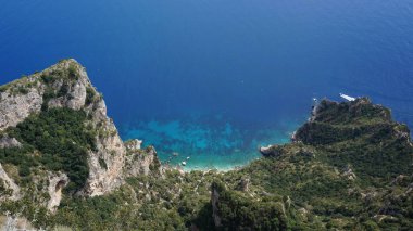 İtalya 'nın Capri adasındaki bir uçurumdan ve denizdeki kayalardan bak.