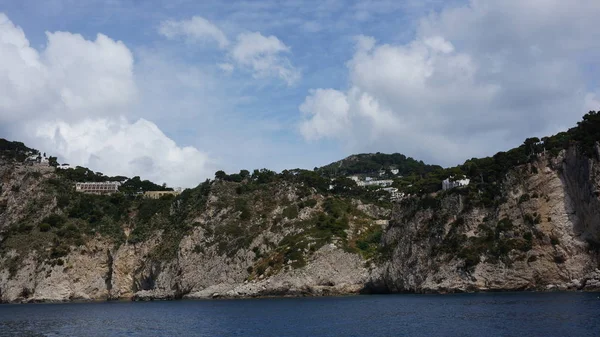 Скалы и скалы на острове Капри в Неаполитанском заливе, Италия. Фотография сделана во время прогулки на лодке по острову . — стоковое фото