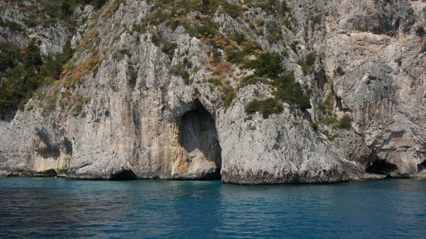 Klippenlandschaft und Felsformationen auf der Insel Capri in der Bucht von Neapel, Italien. fotografiert während einer Bootsfahrt rund um die Insel. — Stockfoto