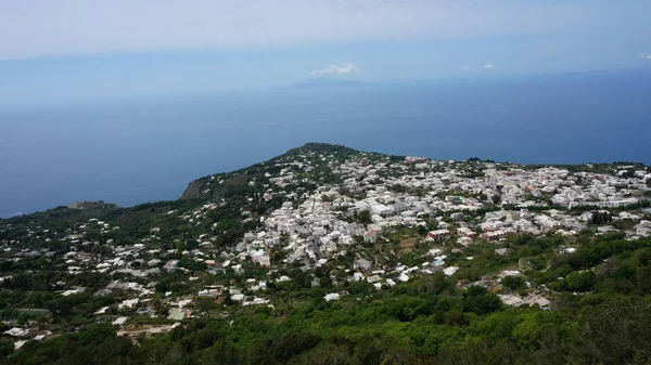 Stollift i Capri Island Town i Neapel i Italien, utkik, utsikt, landskap med blått Medelhavet på italienska kusten. Anacapri i Europa. — Stockfoto