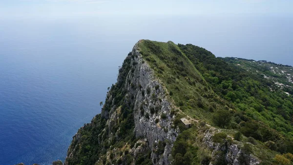 Uitzicht vanaf een klif op het eiland Capri, Italië, en rotsen in de zee — Stockfoto