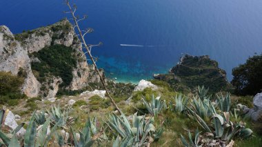 İtalya 'nın Capri adasındaki bir uçurumdan ve denizdeki kayalardan bak.