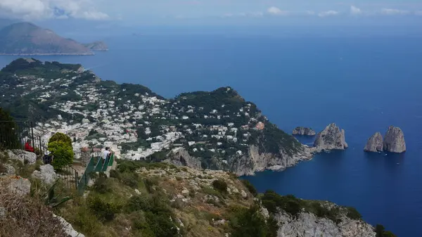 Вид со скалы на остров Капри, Италия, и скалы в море — стоковое фото