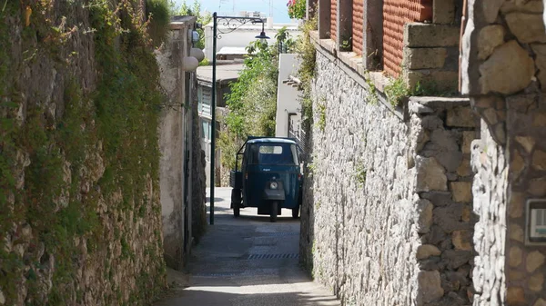 Singe voiture, bleu turquoise dans une ruelle étroite sur l'île capri — Photo