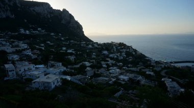 Capri ve Marina Grande'nin akşam manzarası