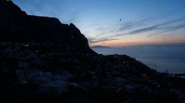 Capri ve Marina Grande'nin akşam manzarası