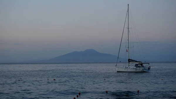 Barco à vela no mar Mediterrâneo em frente ao sorrento — Fotografia de Stock