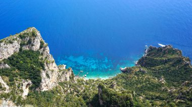 Capri adasında bir uçurumdan görünümü ve denizde kayalar
