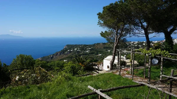 Остров Капри, средиземноморская архитектура и сады на побережье — стоковое фото