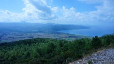 Akdeniz deniz manzara, mavi deniz ve yeşil orman adada
