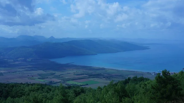 Средиземное море, синее море и зеленый лес на острове — стоковое фото