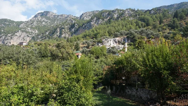 Una moschea e montagne verdi sulla vista — Foto Stock