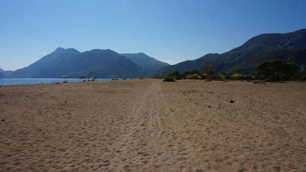 Enorme playa de arena mediterránea en Turquía — Foto de Stock