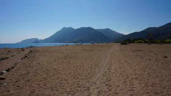 Enorme playa de arena mediterránea en Turquía — Foto de Stock