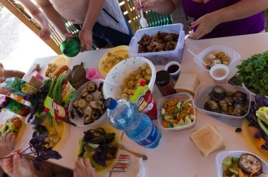 Piknik öğle yemeği açık havada Park gıda kavramı, sahilde bir kulübe yiyerek insanlar