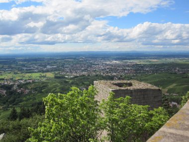 Kara ormandaki yıkıntı kalesi kalesi kulesinden manzara