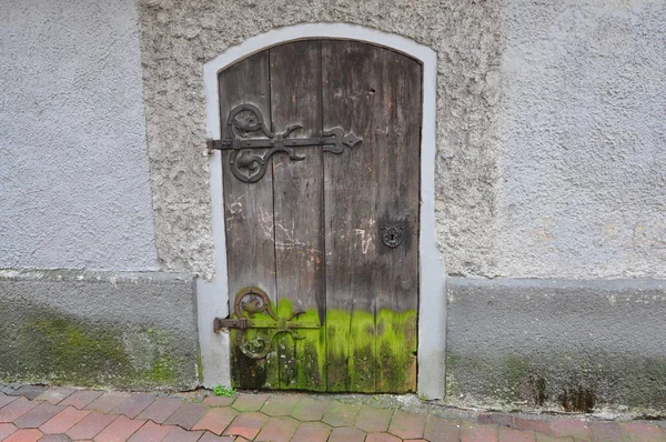 Porta de madeira medieval trancada com ferro — Fotografia de Stock