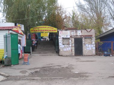 Yol yüzeyinin kötü durumu. Kış mevsimi. Asfaltdelik, araba ile hareket riski, kötü asfalt, tehlikeli yol, asfalt çukurları, makiivka donetsk pazar yeri