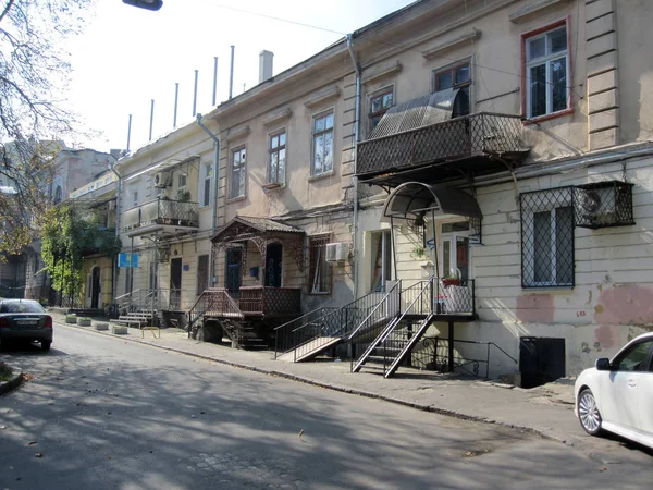 Staré historické městské obytné domy v centru Oděsy — Stock fotografie