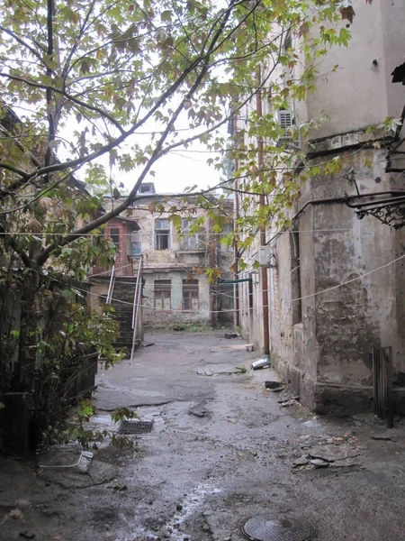 Staré ulice Oděsy s tradičním městským stylem rozpadu, dvorek v centru — Stock fotografie