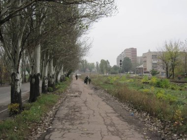 Yol yüzeyinin kötü durumu. Kış mevsimi. Asfaltdelik, araba ile hareket riski, kötü asfalt, tehlikeli yol, asfalt çukurlar.