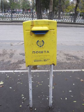 Ukrayna'da bir yolda Sarı posta kutusu