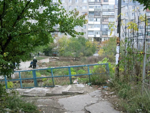 Тротуар между советскими многоквартирными домами в Донецке — стоковое фото