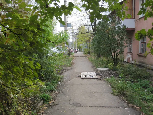 Ensemble dangereux sur la chaussée, trottoir fermé par une porte en bois, mauvais état, ukraine, 2011 — Photo